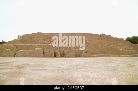 Rovine di Huaca Pucllana, il Ceremonial Pre-Inca e sito amministrativo, situato nel distretto di Miraflores di Lima, Perù Foto Stock