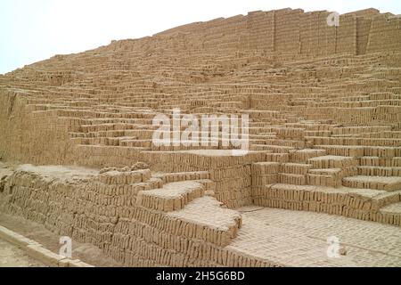 Sito archeologico di Huaca Pucllana, i resti dell'antica struttura piramidale in argilla e adobe nel distretto di Miraflores di Lima, in Perù Foto Stock