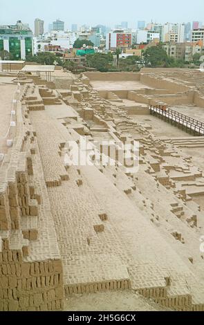 Huaca Pucllana Pre-Inca Cerimoniale e sito amministrativo tra la moderna città di Lima, Perù Foto Stock