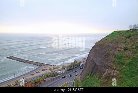 Vista aerea della spiaggia di Miraflores al tramonto sulla costa del Pacifico, Lima, Perù, Sud America Foto Stock