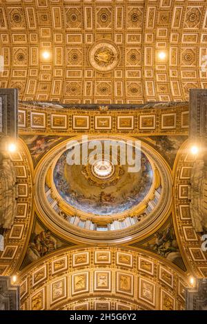 Vista sul soffitto nella Basilica di San Pietro in Vaticano Foto Stock