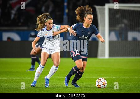 Parigi, Francia, Francia. 9 Nov 2021. Athenea DEL CASTILLO BEIVIDE del Real Madrid e Sara DABRITZ del PSG durante la partita della UEFA Women's Champions League del gruppo B tra Paris Saint-Germain e Real Madrid al Parc des Princes Stadium il 09 novembre 2021 a Parigi, Francia. (Credit Image: © Matthieu Mirville/ZUMA Press Wire) Foto Stock