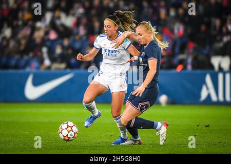 Parigi, Francia, Francia. 9 Nov 2021. Athenea DEL CASTILLO BEIVIDE del Real Madrid e Pauline DUDEK del PSG durante la partita della UEFA Women's Champions League del gruppo B tra Paris Saint-Germain e Real Madrid al Parc des Princes Stadium il 09 novembre 2021 a Parigi, Francia. (Credit Image: © Matthieu Mirville/ZUMA Press Wire) Foto Stock