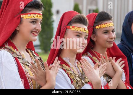 Belle donne in costumi tradizionali albanesi in posa per foto durante l'annuale festival di musica e danza Skopje Foto Stock