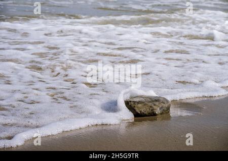 Riva rocciosa. Le onde si schiantano sulle rocce. Mare costa. Onde e tempeste in mare. Foto Stock