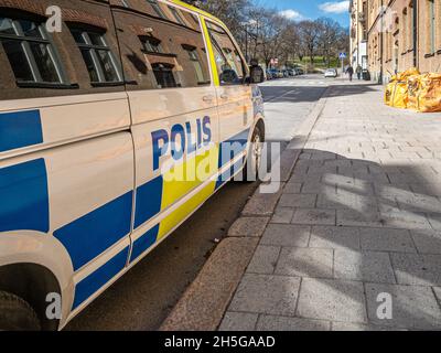 Stoccolma, Svezia - 15 aprile 2021: Furgone di polizia parcheggiato accanto alla strada nella vicina sede della polizia di Stoccolma Foto Stock