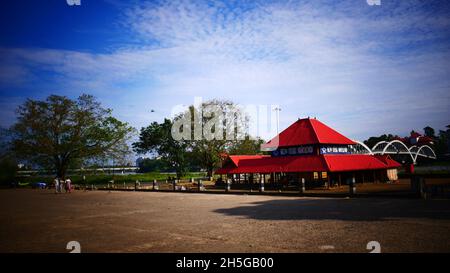Esotica vista al tramonto dal ponte dell'arco sul fiume Periyar Foto Stock