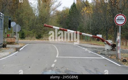 Checkpoint all'ingresso di Pripyat nella zona di esclusione di Chernobyl Foto Stock