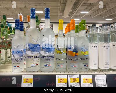 Springfield, il USA - 23 settembre 2021: Una mostra di bottiglie di Gray Goose Vodka con bokeh di sfondo in un negozio di liqour Binney a Springfield, Foto Stock