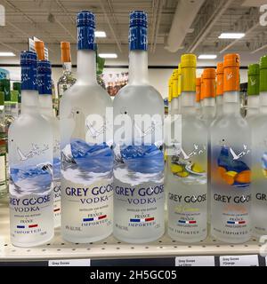 Springfield, il USA - 23 settembre 2021: Una mostra di bottiglie di Gray Goose Vodka con bokeh di sfondo in un negozio di liqour Binney a Springfield, Foto Stock