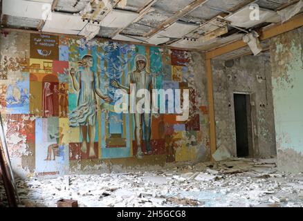 Murale di esplorazione spaziale russa presso l'ufficio postale abbandonato di Pripyat Foto Stock