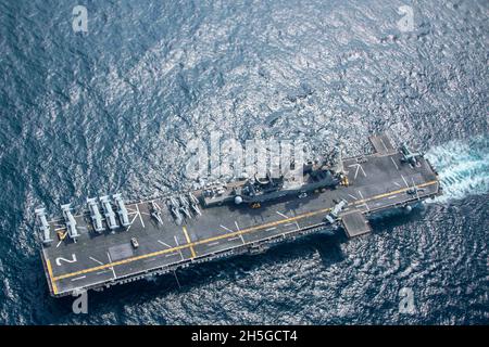 Golfo di Oman, Oman. 9 novembre 2021. La nave d'assalto anfibio USS Essex di classe Wasp della Marina degli Stati Uniti durante le operazioni di routine con la 5 ° flotta 9 novembre 2021 nel Golfo di Oman. Credit: MC2 John McGovern/U.S. Navy Photo/Alamy Live News Foto Stock