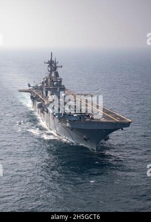 Golfo di Oman, Oman. 9 novembre 2021. La nave d'assalto anfibio USS Essex di classe Wasp della Marina degli Stati Uniti durante le operazioni di routine con la 5 ° flotta 9 novembre 2021 nel Golfo di Oman. Credit: MC2 John McGovern/U.S. Navy Photo/Alamy Live News Foto Stock