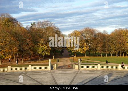 Oslo, Norvegia, 23 ottobre 2021. Ingresso al Frogner Park di Oslo con opere d'arte dello scultore Gustav Vigeland Foto Stock