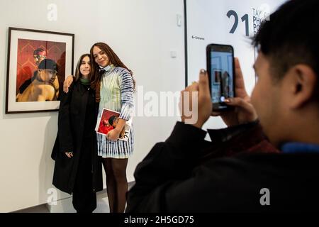 Londra, Inghilterra, Regno Unito. 9 Nov 2021. Cromwell Place, South Kensington, Londra, Regno Unito. Deleli Ayivi si pone con il suo ritratto in mostra a Londra Cromwell Place per il prestigioso Taylor Wessing Photographic Portrait Prize. La mostra si svolge dal 10 novembre 2021 al 2 gennaio 2022. Presenta 54 ritratti di 25 artisti diversi. Â .Photographer David Prichard ha vinto il primo premio per il suo Tributo alle donne indigene, una serie di ritratti di donne delle prime nazioni che hanno trascorso la maggior parte della loro vita lavorativa in stazioni di bestiame in lontano Nord Queensland.The secondo priz Foto Stock