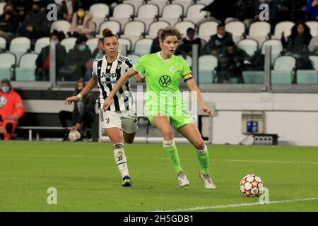 Torino, Italia. 9 novembre 2021. Dominique Janssen (VFL Wolfsburg) vs Arianna Caruso (Juventus Women) durante la Juventus FC vs VLF Wolfsburg, UEFA Champions League Women football match a Torino, Italia, novembre 09 2021 Credit: Independent Photo Agency/Alamy Live News Foto Stock