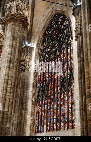 Vetrate nelle finestre del Duomo di Milano. Italia Foto Stock