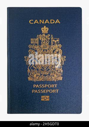 Primo piano su un passaporto canadese isolato su sfondo bianco. Foto Stock