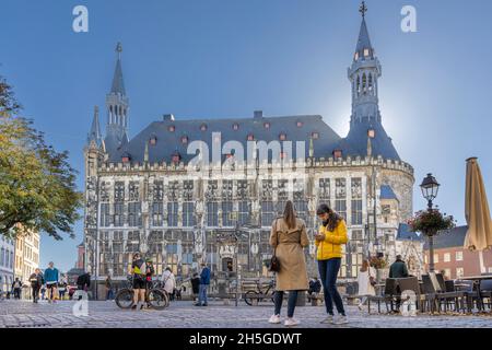 Municipio medievale con persone accidentali in autunno Aachen luce del sole in Germania Foto Stock