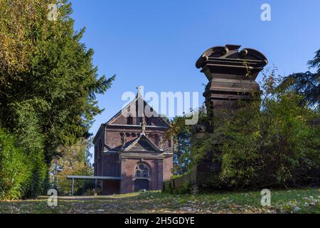 Storica churche nel cimitero occidentale di Aachen al sole d'autunno Foto Stock