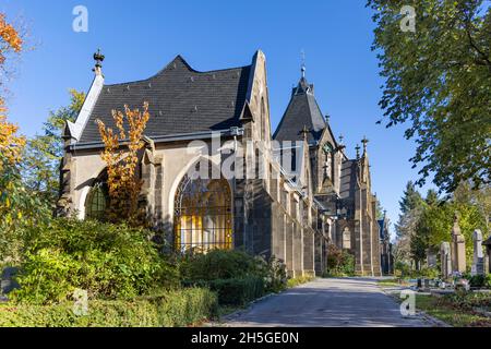 Storica churche nel cimitero occidentale di Aachen al sole d'autunno Foto Stock