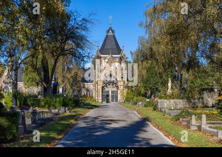 Storica churche nel cimitero occidentale di Aachen al sole d'autunno Foto Stock