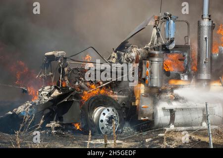 Primo piano di un camion trattore-rimorchio in fiamme dopo un incidente automobilistico; Stati Uniti d'America Foto Stock