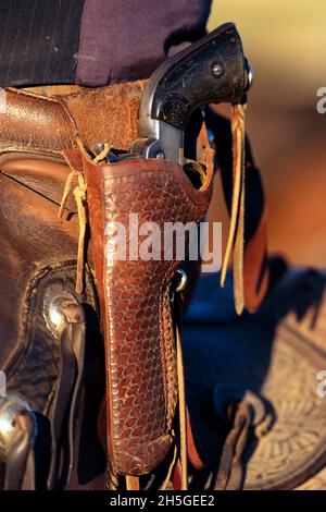 Pistola in una custodia da cowboy; Seneca, Oregon, Stati Uniti d'America Foto Stock