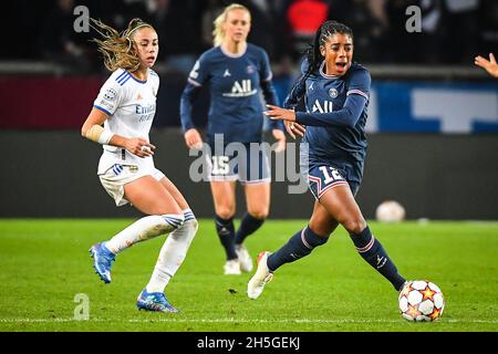 Parigi, Francia, Francia. 9 Nov 2021. Athenea DEL CASTILLO BEIVIDE del Real Madrid e Ashley LAWRENCE del PSG durante la partita del gruppo B della UEFA Women's Champions League tra Paris Saint-Germain e Real Madrid al Parc des Princes Stadium il 09 novembre 2021 a Parigi, Francia. (Credit Image: © Matthieu Mirville/ZUMA Press Wire) Foto Stock