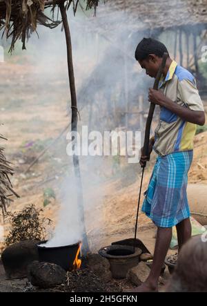 Roasters di noce di acaro di strada; Thanjavur, Tamil Nadu, India Foto Stock