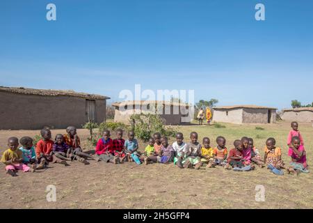 Scuola bambini in un villaggio di Maasai nel Parco Nazionale di Maasai Mara, Kenya, Africa Foto Stock