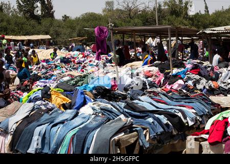 Stalla di vestiti di seconda mano nel mercato a Nanyuki, Kenia, Africa; Nanyuki, contea di Laikipia, Kenya Foto Stock