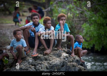 Folla di abitanti del villaggio che si riuniscono per incontrare gli ospiti a Tuam Island of the Siassi, Papua Nuova Guinea; Tuam Island, Siassi Islands, Papua Nuova Guinea Foto Stock