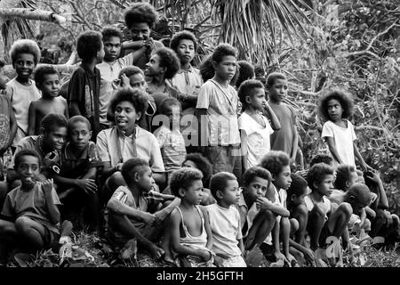 Folla di abitanti del villaggio che si riuniscono per incontrare gli ospiti a Tuam Island of the Siassi, Papua Nuova Guinea; Tuam Island, Siassi Islands, Papua Nuova Guinea Foto Stock