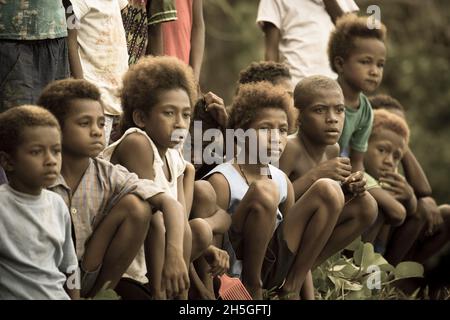 Folla di abitanti del villaggio che si riuniscono per incontrare gli ospiti a Tuam Island of the Siassi, Papua Nuova Guinea; Tuam Island, Siassi Islands, Papua Nuova Guinea Foto Stock