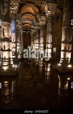 Serefiye Cistern (Teodosio Cistern), una delle tante antiche cisterne di Costantinopoli che si trovano sotto la città di Istanbul, in Turchia. Foto Stock