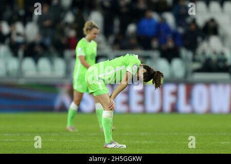 Torino, Italia. 9 novembre 2021. Dominique Janssen di VfL Wolfsburg Women's Looks Deflied durante la UEFA Women's Champions League Group Una partita tra Juventus FC Women e VfL Wolfsburg Women allo stadio Allianz il 9 novembre 2021 a Torino. Credit: Marco Canoniero/Alamy Live News Foto Stock