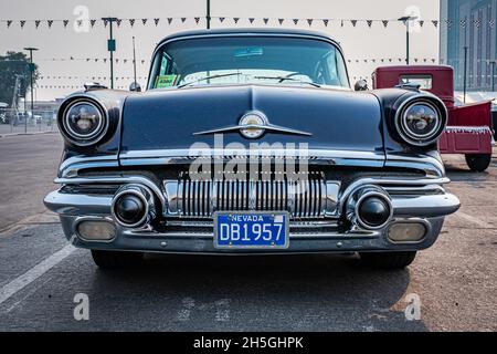 Reno, NV - 6 agosto 2021: 1957 Pontiac Chieftain Coupe ad una fiera locale. Foto Stock