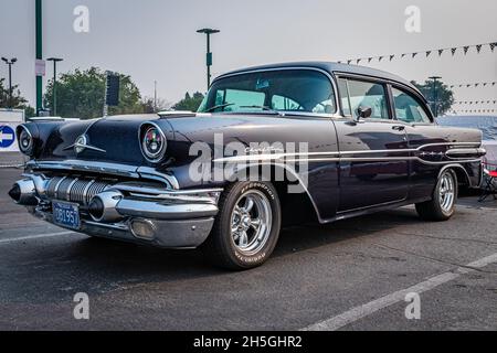 Reno, NV - 6 agosto 2021: 1957 Pontiac Chieftain Coupe ad una fiera locale. Foto Stock