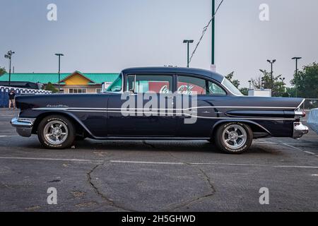 Reno, NV - 6 agosto 2021: 1957 Pontiac Chieftain Coupe ad una fiera locale. Foto Stock