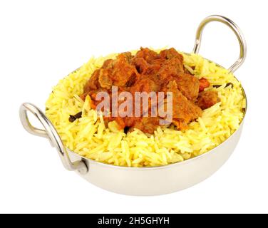 Pasto di agnello di rogan josh con riso pilau fragrante isolato su uno sfondo bianco Foto Stock