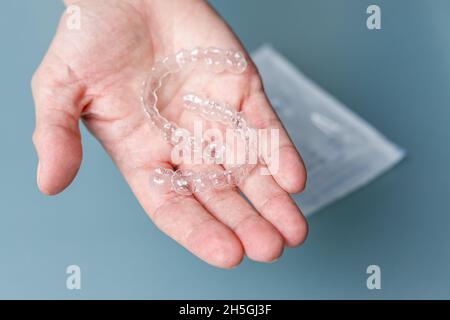 Allineatori trasparenti con supporto manuale. Concetto di ortodonzia Invisalign Foto Stock