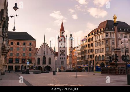 22 maggio 2019 Monaco di Baviera, Germania - edificio Neues Rathaus (nuovo municipio). Mattina a Marienplatz Foto Stock