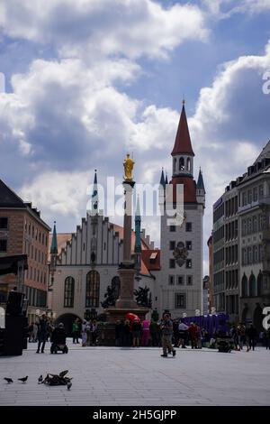 22 maggio 2019 Monaco di Baviera, Germania - Vecchio municipio (Altes Rathaus / Spielzeugmuseum) e Corte vecchia (Alter Hof) ex residenza imperiale di Luigi IV. Monaco Foto Stock