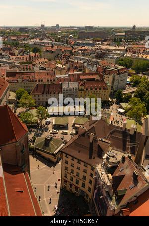 22 maggio 2019 Monaco di Baviera, Germania - vista panoramica di Monaco dalla torre Peterskirche (St Chiesa di Pietro) Foto Stock