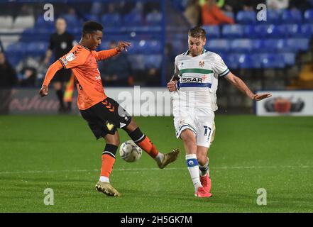 BIRKENHEAD, REGNO UNITO. 9 NOVEMBRE Oldham Athletic's Dylan Fage si incula con Kieron Morris di Tranmere Rovers durante la partita del Trofeo EFL tra Tranmere Rovers e Oldham Athletic a Prenton Park, Birkenhead martedì 9 novembre 2021. (Credit: Eddie Garvey | MI News) Credit: MI News & Sport /Alamy Live News Foto Stock