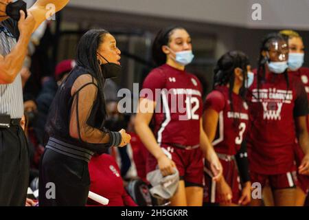 Raleigh, North Carolina, Stati Uniti. 9 Nov 2021. Il capo allenatore di Gamecocks del South Carolina Dawn Staley mette in difesa la sua squadra nella prima metà della NCAA Womens Basketball Matchup al Reynolds Coliseum di Raleigh, NC. (Scott Kinser/Cal Sport Media). Credit: csm/Alamy Live News Foto Stock