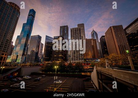 Vista di mattina presto delle barche ormeggiate al gambo principale del Fiume Chicago con l'Hotel e la Torre Internazionale Trump sullo sfondo Foto Stock