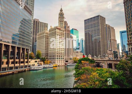 Vista di mattina presto del gambo principale del fiume Chicago con grattacieli sullo sfondo, Downtown Chicago, il, USA Foto Stock