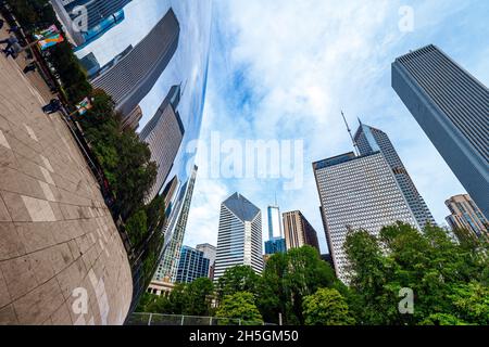 Grattacieli che riflettono nella scultura di Sir Anish Kapoor Cloud Gate, soprannominata The Bean, di fronte allo skyline di Chicago, il, USA Foto Stock